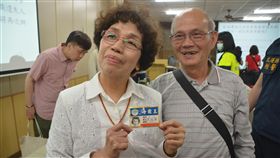 花蓮震災拾得物招領　民眾找回珍貴記憶花蓮地區今年2月強震釀災，警方21日舉行災區拾得物招領會，雲門翠堤大樓受災戶劉茂盛（前右）、林陳嬌（前左）夫婦到場，找回林陳嬌多年前的工作證等珍貴回憶物品。中央社記者李先鳳攝　107年4月21日