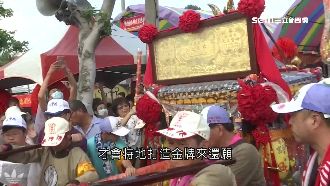 信眾熱情敬獻　百萬金匾掛大甲媽鑾轎