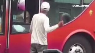不滿被按喇叭！醉漢拿榔頭硬擋校車