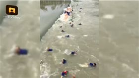 廣西桂林村民組隊練習划龍舟，翻覆意外已釀5死，多人失聯。（圖／翻攝梨視頻）