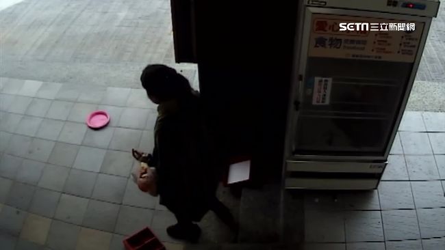 愛心冰箱這樣用？大媽物資丟地踢大街