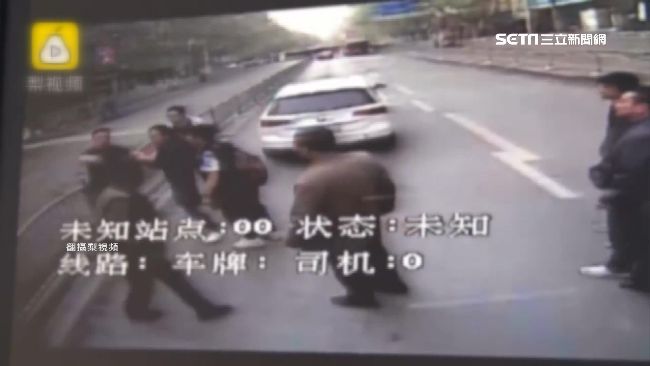 白目男蛇行急煞擋公車　乘客下車圍毆