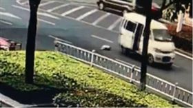 扯！天兵父母開車過彎　把嬰兒甩出車外竟渾然不知　圖／翻攝梨視頻