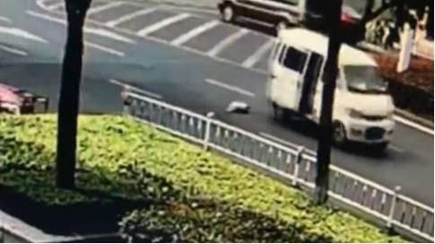 天兵父母開車過彎　竟把嬰兒甩出車外
