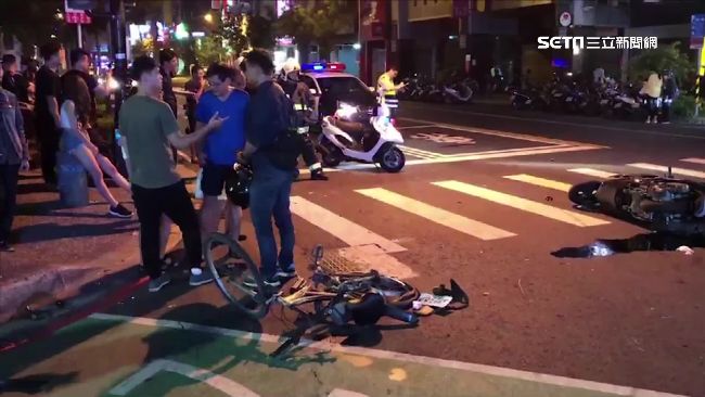 酒駕失神闖燈　駕駛連撞瑞豐夜市6車