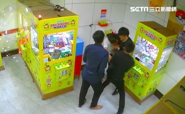娃娃機高手收錢不出貨　台主撂人圍毆