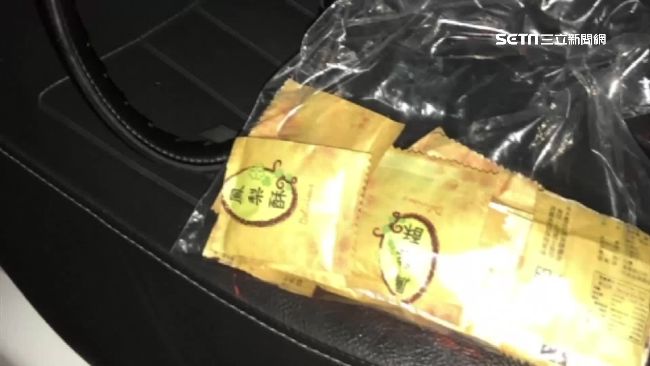 出現粉末狀鳳梨酥？警一聞驚覺是毒品