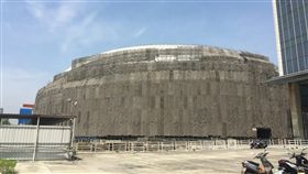 大巨蛋除鏽修繕費　遠雄評估需17億原訂2015年底完工啟用的大巨蛋，迄今仍停擺，長期日曬雨淋，造成蛋體鏽蝕嚴重，遠雄評估除鏽費與修繕費需新台幣17億元。中央社記者黃麗芸攝　107年4月10日