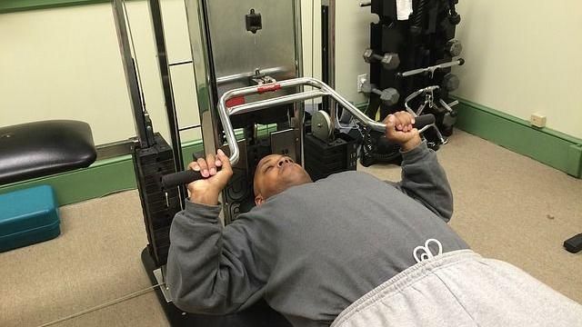 以為腹痛是運動過量…男臥推後險喪命