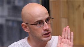 一步一腳印成台灣人　吳鳳在摯愛家鄉生活土耳其籍藝人吳鳳日前獲得中華民國身分證，來台發展12年，在他內心，早已成為最道地的台灣人，吳鳳認為，大家一起進步，就能成為更好的人，也能讓彼此摯愛家鄉的一切變得更好。中央社記者吳翊寧攝　107年4月22日