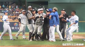 中信兄弟和富邦悍將再爆衝突。（圖／記者王怡翔攝）