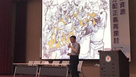 砍敬老金民調跌　柯文哲：推照顧老人政策台北市長柯文哲22日出席健保改革研討會，以永續經營為主題進行演講，對於取消敬老金政策後民調掉了15%，他自嘲「還好我有足夠民調可以掉」，他也強調將把這筆錢拿來推動照顧老人的政策。中央社記者張茗喧攝　107年4月22日