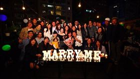 蔡昌憲日前求婚成功，正式將再一起7年的空姐女友套住了。（圖／翻攝自臉書）