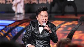 黃渤在北京電影節閉幕式表演生動有趣，讓現場氣氛相當熱絡。（圖／翻攝自微博）