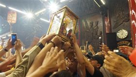 萬眾恭迎大甲媽祖回鑾安座大甲鎮瀾宮媽祖回鑾安座，信徒們伸長了手，爭向撲向媽祖神龕，希望能夠摸得來年的平安順利。中央社記者趙麗妍攝 107年4月23日