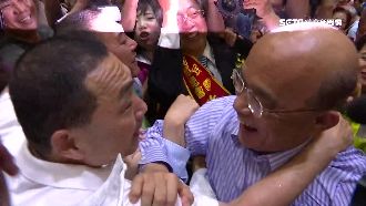 跑攤王見王！蘇貞昌、侯友宜握手致意