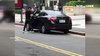 馬路當自家垃圾桶！違停還亂丟垃圾