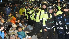 南韓部署薩德引發警民衝突南韓7日在星州基地部署引發爭議的終端高空防衛系統（THAAD，又稱薩德）4輛發射車，現場爆發警民衝突。（共同社提供）中央社 106年9月7日