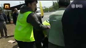 大陸南京市舉行馬拉松，村民當眾搶補給品（圖／翻攝自強國奇聞臉書）