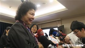 總統府秘書長陳菊與媒體相見歡。（記者盧素梅攝）