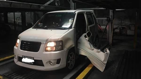 機械車位被按上升鍵　車門遭夾爛變形