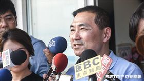 國民黨新北市長候選人侯友宜搭船出海看象鼻岩及深澳電廠預定地。 （圖／記者林敬旻攝）