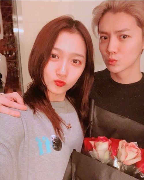 中國娛樂圈傳出一對「頂流情侶」復合，鹿晗、關曉彤被點名。（圖／翻攝自微博）