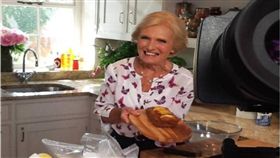 糗大了！英烹飪作家帶麵粉搭飛機　被誤認攜毒糗翻　圖／翻攝自臉書