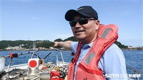 國民黨新北市長候選人侯友宜搭船出海看象鼻岩及深澳電廠預定地。 （圖／記者林敬旻攝）