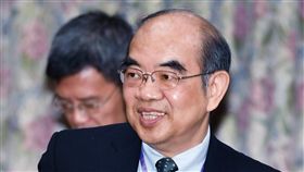 管中閔人事案　教長：若明確違法不會聘任教育部長吳茂昆（前）23日在立法院對立委質詢台大校長當選人管中閔人事案表示，教育部立場是「依法辦事」，假設有明確適法上問題或違反相關規定，教育部就不會聘任。中央社記者施宗暉攝　107年4月23日