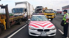 國道取締違規遭撞  兩警與貨車駕駛死亡國道公路警察局第四公路警察大隊兩名員警，23日清晨在國道一號南下308公里處攔檢取締一輛違規大貨車，與大貨車駕駛共3人站在警車後方處理罰單時，突然遭另一輛大貨車從後方追撞，3人當場死亡。中央社記者楊思瑞攝  107年4月23日