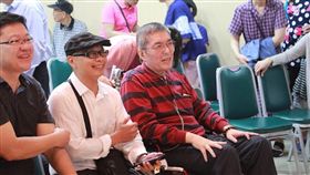 笑中帶淚　高雄癌末醫師生命告別　前高雄市立民生醫院院長蘇健裕（前左3）與直腸癌奮戰4年，在醫生判定無法再積極治療的情形下，決定舉辦生命告別式「快轉人生畢業典禮」，親友及同窗好友等約200人與會，過程有笑有淚。（尹亞蘭提供）中央社記者王淑芬傳真　107年4月16日