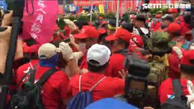 「警消不服從」抗議　記者遭攻擊濺血