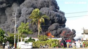 高雄彌陀區新庄路大管巷今（23）日下午2點49分發生火警，現場燃燒雜草及工廠塑膠粒，火勢猛烈濃煙竄天。警消人員派了4部化學車、30桶泡沫原液前往，共出動18車45人到場灌救中。（圖／翻攝畫面）