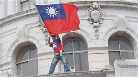 JD
退休警消街頭抗議　爬監院陽台揮舞國旗
退休警消團體23日發起「警消不服從」遊行，下午部分
抗議民眾聚集監察院前，其中一名抗議人士爬上監察院
2樓陽台，揮動中華民國國旗。
中央社記者吳家昇攝　107年4月23日