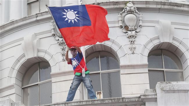 退休警反年改爬監院　國旗遭降半旗