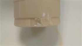 有一名女網友到飲料店點了一杯小杯奶茶，沒想到貼心的店員竟幫她免費升級成大杯，原本她以為賺到了，但後來才發現飲料杯底破了，還被店員用膠帶黏起來。其他網友看到後，紛紛笑虧「滴完就相當小杯了！」（圖／翻攝自爆怨公社）