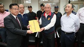 八百壯士立法院遞陳情書　要求釋憲軍改「55+2」版本12日上午在行政院院會通過，反軍改團體八百壯士指揮官吳其樑（右2）下午前往立法院，向立法院副秘書長高明秋（左1）遞陳情書，要求將軍改修正案提釋憲。中央社記者游凱翔攝　107年4月12日