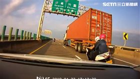 新北,竹圍,重機,車縫,貨櫃車,爆料公社,殯葬業,網友,國道（圖／翻攝爆料公）