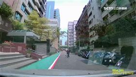 大媽霸占路中央! 轎車閃她遭