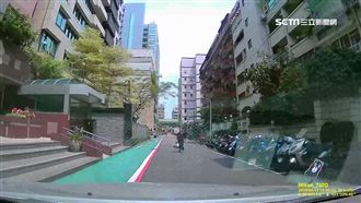 大媽霸占路中央！轎車想閃她還遭砸車