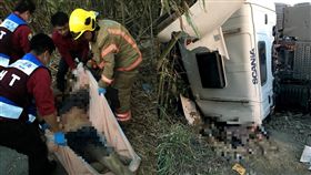 台南,六甲,車禍,砂石車,司機,跪拜,姿勢（圖／翻攝畫面）