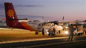 班機衝出跑道意外　高雄機場晚間重新開場一架德安航空自七美飛高雄的班機23日下午降落時，不慎滑出跑道，造成飛機右主輪破損，機場也暫時關場，到晚間約7時32分，飛機拖離草坪後，才重新開放機場起降。中央社記者董俊志攝　107年4月23日