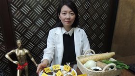 消防員生活緊張久不孕　求助中醫救香火身為家中獨子的消防員，與妻子努力做人卻無消息而求助中醫，中醫師王雅秀（圖）分別以中藥為兩人調理，並在治療期間建議兩人多吃屬性溫暖、補脾胃及補腎的食物，終於讓妻子順利懷孕。中央社記者郝雪卿攝　107年4月23日