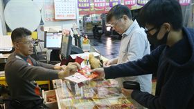 威力彩27槓　民眾拚搏運氣（1）威力彩將在7日晚上開獎，累計連27槓，頭彩獎金預估達新台幣10.7億元，7日許多民眾前往投注站，購買彩券拚運氣。中央社記者張新偉攝　106年12月7日