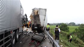 國道3死車禍　現場貨物散落一地國道1號南下台南麻豆路段23日發生車禍，造成2名員警及大貨車駕駛共3人當場死亡，現場貨物散落一地。中央社記者楊思瑞攝　107年4月23日