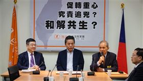 行政院秘書長卓榮泰(左)率領促轉會主委被提名人黃煌雄(右)拜會親民黨團。（圖／親民黨團提供）