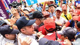 退休軍警公教反年改抗議，八百壯士在中正一分局與警方發生衝突。 （圖／記者林敬旻攝）