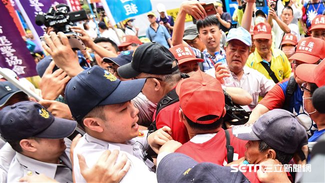 退警不滿被傳喚　率眾包圍中正一分局