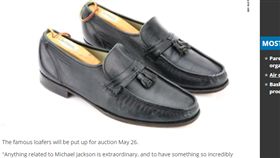 流行天王,麥可傑克森,月球漫步,舞步,皮鞋,拍賣
http://www.kvoa.com/story/38019888/michael-jacksons-famous-moonwalk-shoes-are-going-up-for-auction